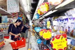 Khách chọn mua hàng hóa tại siêu thị Big C Hà Nội. (Ảnh: Quang Quyết/TTXVN)