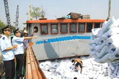 Hải quan giám sát hàng hóa tạm nhập, tái xuất. (Ảnh: Huy Hùng/TTXVN)