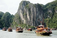 Tàu di lịch đưa khách tham quan Vịnh Hạ Long. (Nguồn: báo Quảng Ninh)