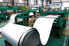 Sản xuất thép ở công ty Siam Steel do doanh nghiệp Thái Lan đầu tư ở Hải Dương. (Ảnh: Huy Hùng/TTXVN)