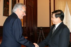 Chủ tịch nước Nguyễn Minh Triết tiếp Chủ tịch tập đoàn Piaggio của Italy, Roberto Colannino. (Ảnh: Nguyễn Khang/TTXVN) 