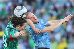 Uruguay (phải) và Mexico (trái) cùng chia nhau hai tấm vé vào vòng trong của bảng A. (Nguồn: Getty Images)