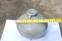 Một bình gốm trong số đồ gốm bị thu giữ ở thị xã La Gi, tối 29/9. (Nguồn: binhthuantv.vn)