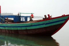 Tàu cá TH 1451 TS hư hỏng nặng sau vụ nổ. (Nguồn: báo Vnexpress)