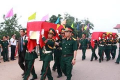 Đón nhận hài cốt liệt sỹ tại Cửa khẩu quốc tế Lao Bảo, huyện Hướng Hóa, tỉnh Quảng Trị. (Ảnh: Hồ Cầu/TTXVN)