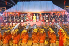 Tái hiện thao diễn thủy binh thời Nguyễn tại Festival Huế 2010. (Ảnh Quốc Việt/Vietnam+) 