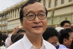 Ông Sam Rainsy sẽ bị Chính phủ Campuchia kiện vì tội phát hành tài liệu giả mạo để đánh lừa dư luận. (Ảnh: AP)