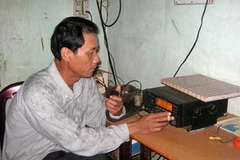 Liên lạc với ngư dân đang đánh bắt xa bờ bằng máy ICOM ở xã Bình Châu, huyện Bình Sơn, Quảng Ngãi. (Nguồn: báo Quảng Ngãi điện tử)