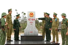 Lực lượng vũ trang hai nước phối hợp bảo vệ cột mốc biên giới 605 trên biên giới Việt-Lào. (Ảnh :Anh Tôn/TTXVN)