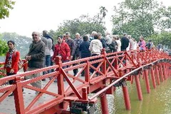 Khách du lịch nước ngoài tham quan di tích thắng cảnh ở Hà Nội. (Nguồn: TTXVN)