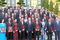 Chủ tịch nước Trương Tấn Sang chụp ảnh với các cán bộ ngoại giao vừa được phong hàm Đại sứ. (Ảnh: Nguyễn Khang/TTXVN)