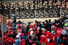 Cảnh sát chống bạo động triển khai để đối phó với những người biểu tình chống chính phủ phe "áo đỏ" tại Bangkok. (Ảnh: AFP/TTXVN)