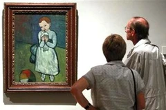 Khách tham quan xem bức tranh "Child with a Dove" của danh họa Picasso trong một cuộc triển lãm. (Nguồn: Reuters)