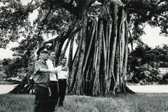 Đại tướng Võ Nguyên Giáp dưới bóng đa Tân Trào vào đầu những năm 1990. (Nguồn: tuyenquang.gov.vn)