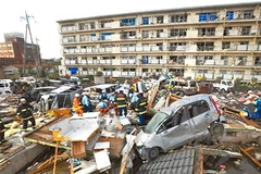 Nhân viên cứu hộ đang xác định thiệt hại sau trận lốc xoáy hôm 6/5 ở Tsukuba, Ibaraki. (Nguồn: Yomiuri)