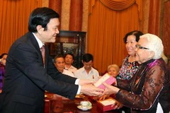 Chủ tịch nước Trương Tấn Sang tặng quà các đại biểu. (Ảnh: Trọng Đức/TTXVN)