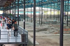 Khách tham quan khu di tích khảo cổ học 18 Hoàng Diệu. (Ảnh: Việt Đức/Vietnam+)