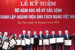 Bộ trưởng Bộ Văn hóa, Thể thao và Du lịch trao Bằng khen cho các cá nhân có nhiều đóng góp cho ngành Điện ảnh Cách mạng Việt Nam. (Ảnh: Minh Đức/TTXVN)