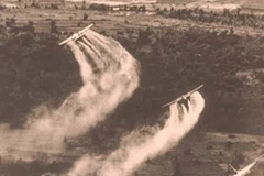 Máy bay Mỹ rải chất độc hóa học dioxin trong chiến tranh Việt Nam. Ảnh minh họa.
