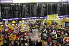 Nhân viên sân bay Frankfurt bãi công biểu tình phản đối giới chủ. (Nguồn: Reuters)