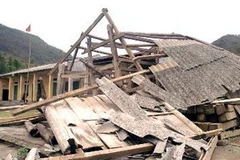 Mưa đá và gió lốc mạnh làm nhà bị đổ tại xã Lản Nhì Thàng, huyện Phong Thổ, Lai Châu, tháng 4/2010. Ảnh minh họa. (Nguồn: TTXVN)