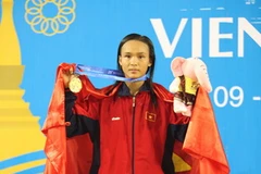 Vận động viên Nguyễn Thị Tuyết Mai trên bục nhận huy chương vàng. (Ảnh: Hoàng Hà/TTXVN) 