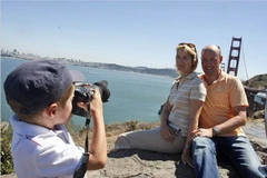 Du khách tham quan, chụp ảnh kỷ niệm ở một thắng cảnh ở Mỹ. (Nguồn: iipdigital.usembassy.gov)