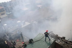 Lực lượng cứu hỏa chữa cháy. (Ảnh: Sơn Bách/Vietnam+)