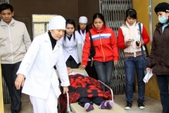 Học sinh trường Quán Toan bị ngộ độc khí thải. (Ảnh: Văn Đức/Vietnam+)