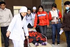 Học sinh trường Quán Toan bị ngộ độc khí thải. (Ảnh: Văn Đức/Vietnam+)