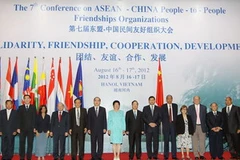 Phó Thủ tướng Nguyễn Thiện Nhân chụp ảnh chung với các Trưởng đoàn đại biểu. (Ảnh: An Đăng/TTXVN)