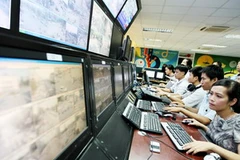 Nhân viên VOV giao thông theo dõi tình hình giao thông trên các tuyến phố trong giờ cao điểm. (Ảnh: An Đăng/TTXVN) 