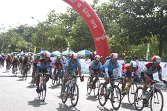 Các vận động viên đua tài tại chặng thứ nhất ở Đồng Tháp. (Ảnh: Văn Trí/TTXVN)