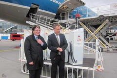 Quốc vụ khanh Saebisch trao lô máy lọc nước cho Tổng Lãnh sự Nguyễn Hữu Tráng dưới cánh máy bay Vietnam Airlines, tại sân bay Frankfurt (Ảnh:Văn Long/Vietnam+)