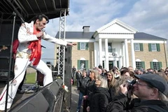 Người hâm mộ Elvis Presley xem một tiết mục biểu diễn tái hiện hình ảnh nam ca sỹ này trước biệt thự Graceland. (Nguồn: Reuters)