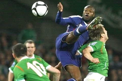 Pháp (áo xanh sẫm) đang có lợi thế không nhỏ trước trận lượt về với Ireland. (Ảnh: TT&VH)