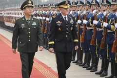 Tổng tham mưu trưởng PLA Phòng Phong Huy (phải) và Chủ tịch Hội đồng tham mưu trưởng liên quân Mỹ Martin Dempsey duyệt đội danh dự quân đội Trung Quốc. (Nguồn: Xinhua)