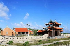 Chùa trên đảo Song Tử Tây. (Ảnh: Trọng Đạt/TTXVN)