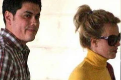 Fernando Flores (trái) khi còn làm vệ sỹ của Britney Spears (phải). (Nguồn: Internet)