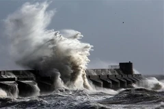 Bão St Jude gây ra những cột sóng cao đành vào kè biển ở Brighton Marina, Tây Nam nước Anh. (Nguồn: telegraph)