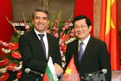 Chủ tịch nước Trương Tấn Sang và Tổng thống Rosen Plevneliev tại lễ ký các văn kiện giữa hai nước. (Ảnh: Nguyễn Khang/TTXVN)