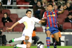 Tài năng trẻ Jonathan dos Santos (áo sẫm) trong màu áo Barcelona. (Ảnh: TT&VH)
