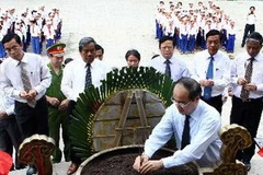 Phó Thủ tướng Nguyễn Thiện Nhân dâng hương tại Nghĩa trang Liệt sỹ quốc gia Trường Sơn. (Ảnh: Hồ Cầu/TTXVN)