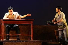 Một cảnh trong vỡ diễn "Lũ quét” do các nghệ sỹ Nhà hát kịch Quân đội biểu diễn tại liên hoan. (Ảnh: Minh Đức/TTXVN) 