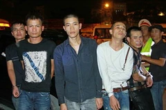 Năm đối tượng bị bắt giữ ngay tại chỗ. (Nguồn: báo Tiền Phong)