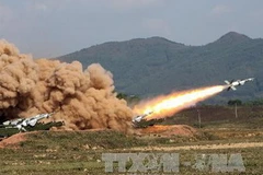 Tên lửa của Trung đoàn 261, Sư đoàn Phòng không 367 (Quân chủng Phòng không-Không quân) khai hỏa trong một đợt diễn tập bắn đạn thật. (Nguồn: TTXVN) 