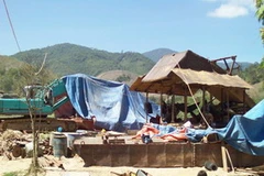 Lán trại mọc lên giữ núi rừng để phục vụ đào đãi vàng trái phép ở Đắk Glei. (Nguồn: environment.mard.gov.vn)