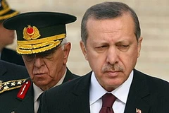 Tổng Tham mưu trưởng, Isik Kosaner (trái) và nhiều tướng lĩnh Thổ Nhĩ Kỳ từ chức vì những bất đồng với Thủ tướng Erdogan (phải). (Nguồn: Getty Images)