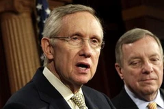 Lãnh đạo phe đa số của đảng Dân chủ tại Thượng viện, Harry Reid (trái) phát biểu sau buổi bỏ phiếu của Thượng viện với dự luật nâng trần nợ công. (Nguồn: Reuters)