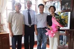 Phó Thủ tướng Nguyễn Thiện Nhân và gia đình giáo sư Ngô Bảo Châu. (Nguồn: Chinhphu.vn)